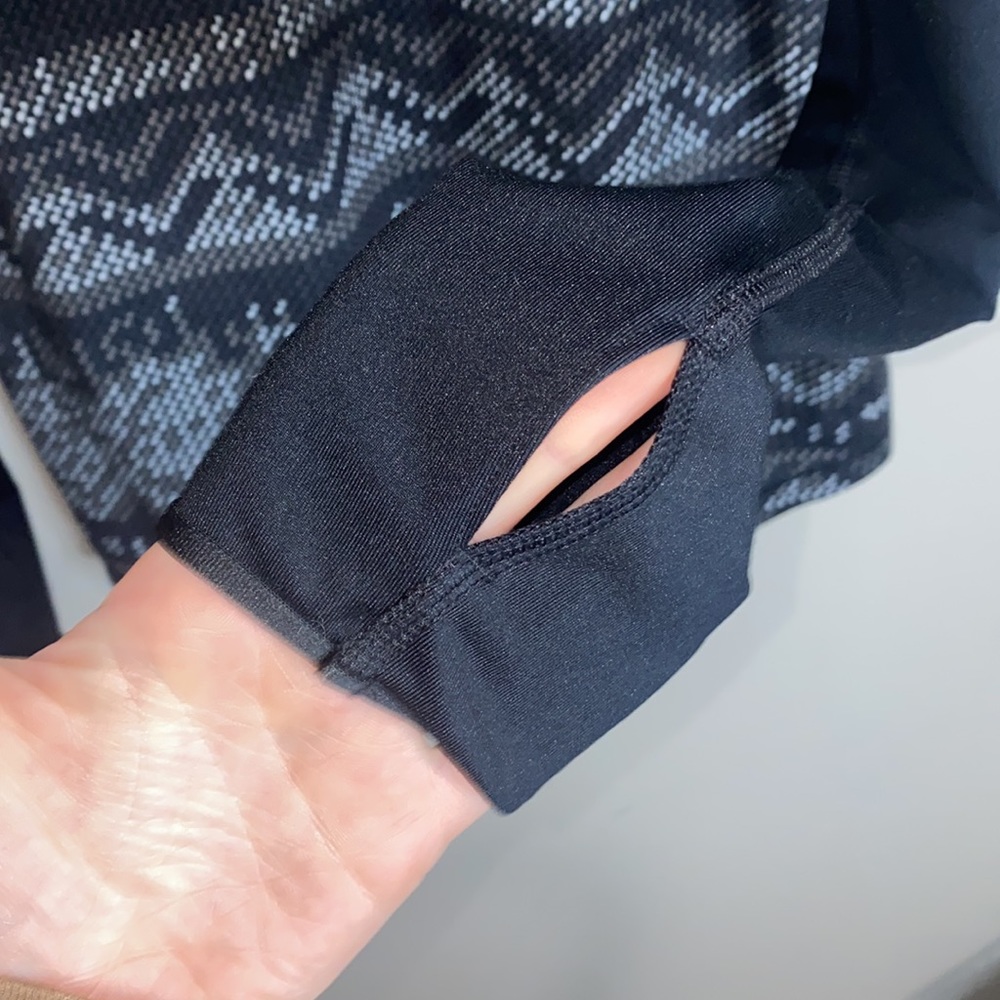🪼Grey, black and white patterned long sleeved Nike Dri-fit! - Picture 7 of 9